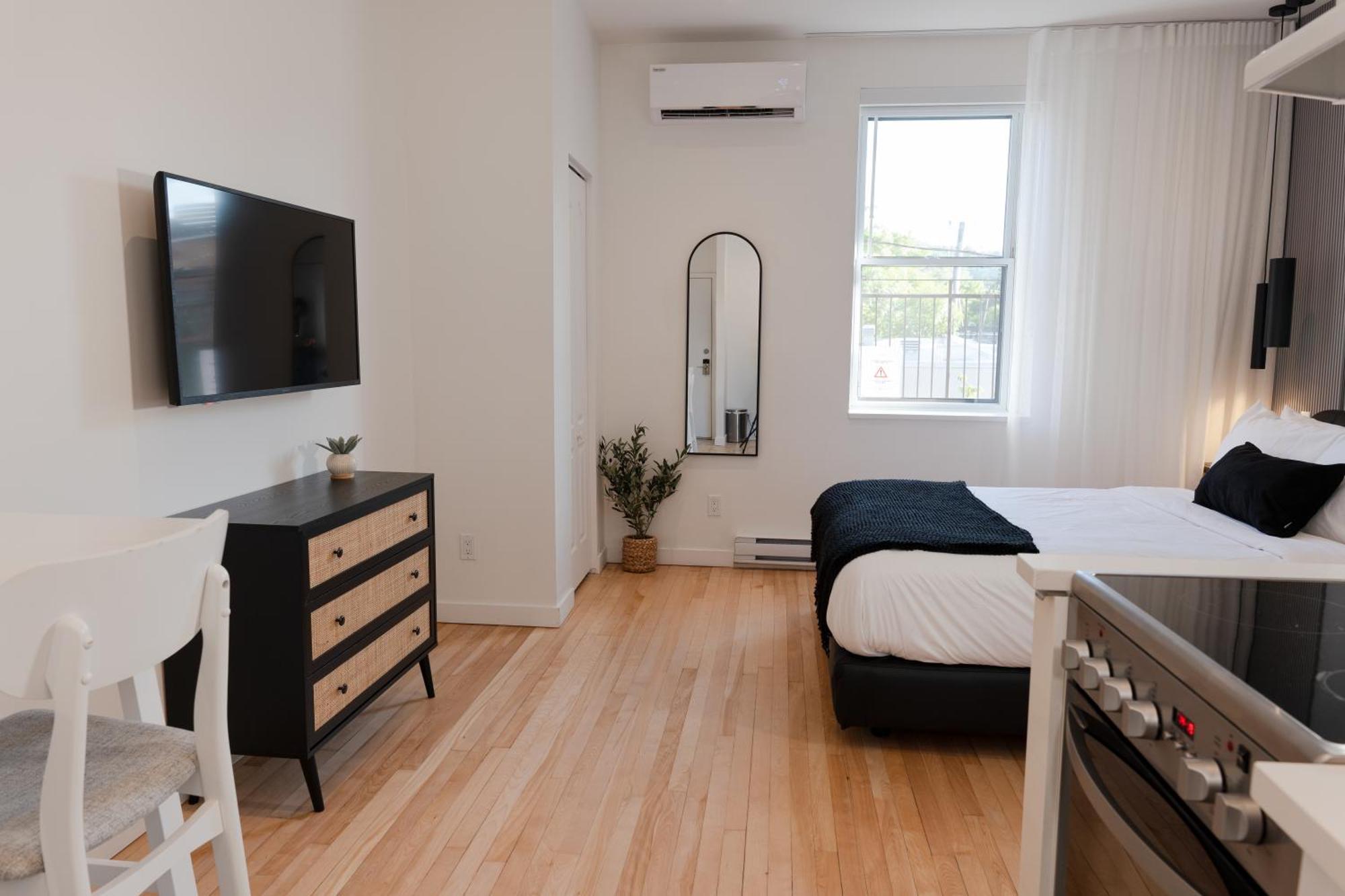 #8 - Refined - Self Check In - Plateau - St-denis - Ac - Tv Apartment Montreal