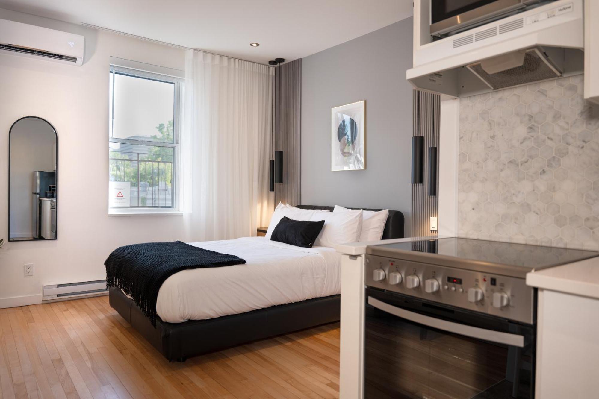Apartment #8 - Refined - Self Check In - Plateau - St-denis - Ac - Tv