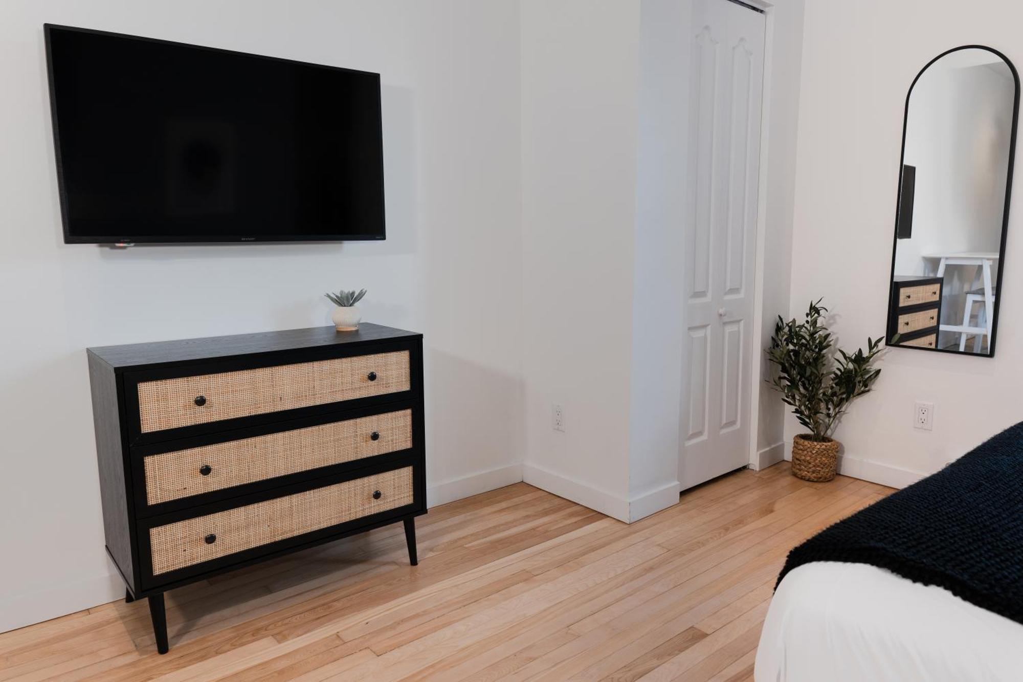 Apartment #8 - Refined - Self Check In - Plateau - St-denis - Ac - Tv Montreal